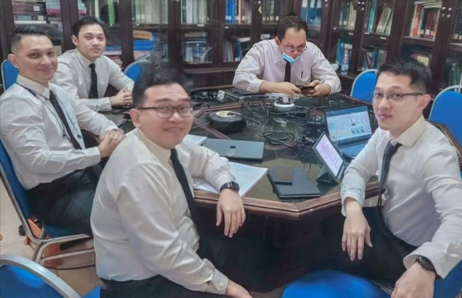dr Aaron Simatupang, paling kiri. [Instagram @ortohobaya]
